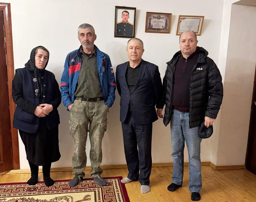 Руководители подведомственных учреждений Минтруда РД в Дахадаевском районе  посетили военнослужащего, погибшего в зоне СВО